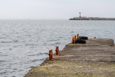 Denizdeki deniz feneri, sessiz güneşli hava
