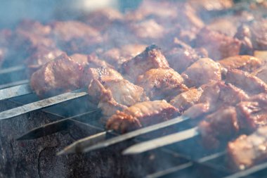 Sokakta barbekü yapıyor..