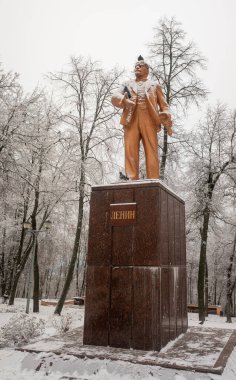 Lipetsk, Rusya - 18 Aralık 2021: VI anıtı Lenin parkta karda..