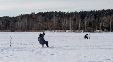 Lipetsk, Rusya - 16.02. 2022: Kışın buzdaki balıkçılar, kış balıkçılığı.