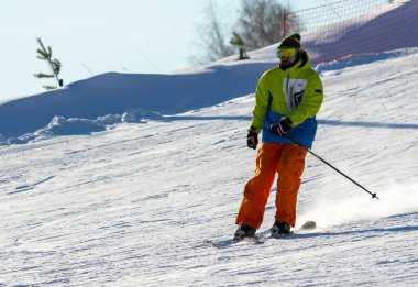 Soçi, Rusya - 18 Ocak 2022: Güneşli kış günlerinde Alp kayağı. Aktif kış tatili, Rosa Khutor..