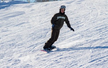 Sochi, Rusya - 18 Ocak 2022: Snowboardcular, kış güneşli bir gün. Aktif kış tatili, Rosa Khutor..