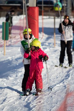 Soçi, Rusya - 18 Ocak 2022: Güneşli kış günlerinde Alp kayağı. Aktif kış tatili, Rosa Khutor..