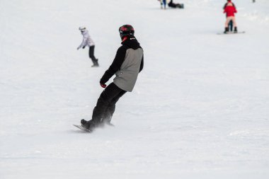 Soçi, Rusya - 18 Ocak 2022: Güneşli kış günlerinde Alp kayağı. Aktif kış tatili, Rosa Khutor..
