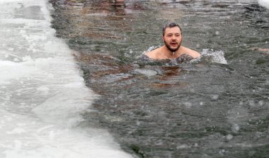 Lipetsk, Rusya - 25 Aralık 2021: Soğuk sulardaki erkekler kış karında yüzerler. Kışın Proida.