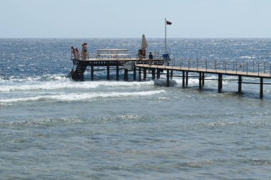 Sharm El Sheikh, Mısır - 10 Şubat 2022: Erkekler ve kadınlar yüzer ve güneşlenir, deniz manzarası.