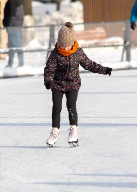 Moskova, Rusya - 5 Ocak 2022: Noel tatilinde buz pateni.