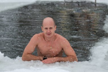 Lipetsk, Rusya - 25 Aralık 2021: Soğuk sulardaki erkekler kış karında yüzerler. Kışın Proida.