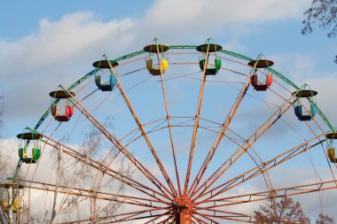 Moskova, Rusya - 15 Ağustos 2021: Büyük dönme dolap, parkta eğlence. Rusya Moskova.