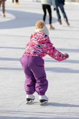 Moskova, Rusya - 5 Ocak 2022: Noel tatilinde buz pateni.