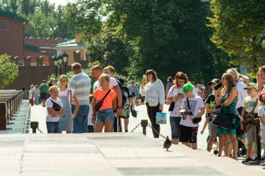 Moskova, Rusya - 15 Ağustos 2021: Moskova 'daki Kremlin duvarında büyük bir kalabalık.