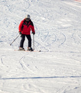 Soçi, Rusya - 18 Ocak 2022: Güneşli kış günlerinde Alp kayağı. Aktif kış tatili, Rosa Khutor..