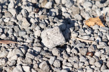 Yerde ezilmiş granit taşlar, arka plan dokusu.