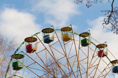 Moskova, Rusya - 15 Ağustos 2021: Büyük dönme dolap, parkta eğlence. Rusya Moskova.