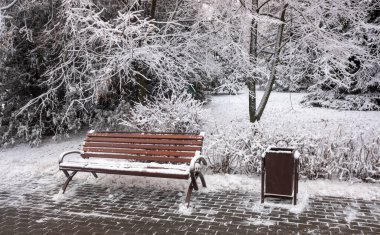 Manzara parkı, kardaki ahşap bank..