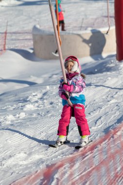 Soçi, Rusya - 18 Ocak 2022: Güneşli kış günlerinde Alp kayağı. Aktif kış tatili, Rosa Khutor..