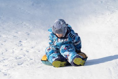 Lipetsk, Rusya - 16.02. 2022: Çocuklar güneşli bir kış gününde kayak yapmaya gidiyorlar.