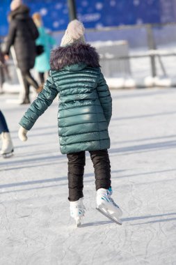 Moskova, Rusya - 5 Ocak 2022: Noel tatilinde buz pateni.