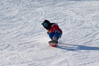 Sochi, Rusya - 18 Ocak 2022: Snowboardcular, kış güneşli bir gün. Aktif kış tatili, Rosa Khutor..
