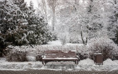 Manzara parkı, kardaki ahşap bank..