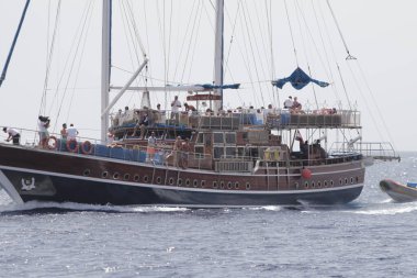 Sharm El Sheikh, Mısır - 10 Şubat 2022: Erkekler ve kadınlar denizde seyrediyor, deniz kenarında dinleniyorlar.