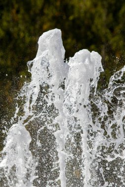 Sıcak bir yaz gününde şehir parkında bir çeşme..