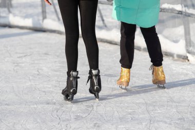 Moskova, Rusya - 5 Ocak 2022: Noel tatilinde buz pateni.