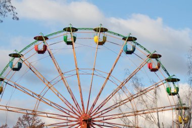 Moskova, Rusya - 15 Ağustos 2021: Büyük dönme dolap, parkta eğlence. Rusya Moskova.