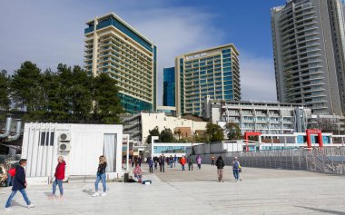 Soçi, Rusya - 27 Şubat 2022: Soçi şehir binalarının mimarisi, tatil beldesi, yeşil palmiye ağaçları.