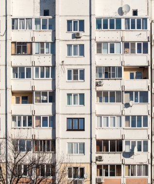 Moskova, Rusya - 5 Ocak 2022: Pencereleri, balkonları ve ikamet geçmişi olan çok katlı büyük bir bina.