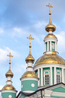 Gökyüzüne karşı Ortodoks Kilisesi 'nin altın kubbeleri.