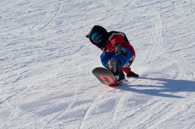 Sochi, Rusya - 18 Ocak 2022: Snowboardcular, kış güneşli bir gün. Aktif kış tatili, Rosa Khutor..