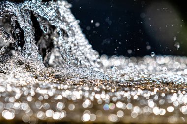 Çeşme suyu sıçrıyor, kapanıyor, yaz doğası.