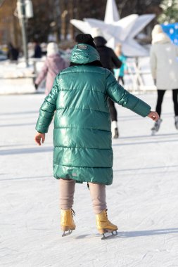 Moskova, Rusya - 5 Ocak 2022: Noel tatilinde buz pateni.