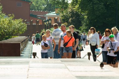 Moskova, Rusya - 15 Ağustos 2021: Moskova 'daki Kremlin duvarında büyük bir kalabalık.