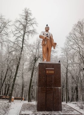 Lipetsk, Rusya - 18 Aralık 2021: VI anıtı Lenin parkta karda..