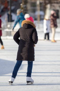 Moskova, Rusya - 5 Ocak 2022: Noel tatilinde buz pateni.