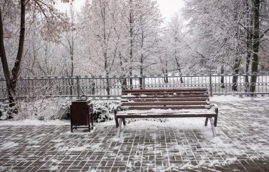 Manzara parkı, kardaki ahşap bank..