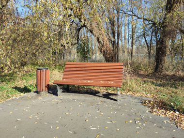 Doğal bir parkta ahşap banklar.