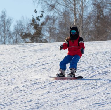Sochi, Rusya - 18 Ocak 2022: Snowboardcular, kış güneşli bir gün. Aktif kış tatili, Rosa Khutor..
