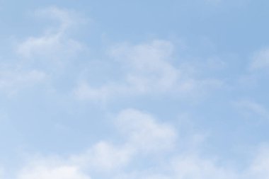 Mavi gökyüzü ile beyaz bulutlar. Gökyüzü arka plan.