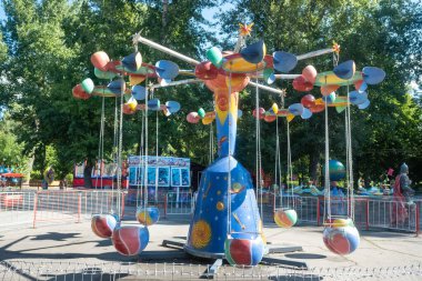 Moskova, Rusya - 15 Ağustos 2021: Büyük dönme dolap, parkta eğlence. Rusya Moskova.