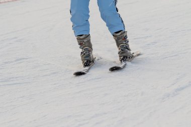 Soçi, Rusya - 18 Ocak 2022: Güneşli kış günlerinde Alp kayağı. Aktif kış tatili, Rosa Khutor..