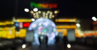 Sokak lambaları bulanık. Odaklanamayan duvar kağıdı. Bokeh etkisi. Neşeli arkaplan.