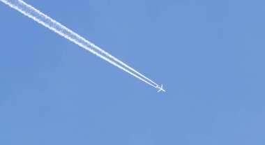 Mavi gökyüzündeki uçağın beyaz izi..