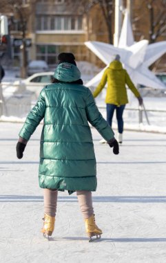 Moskova, Rusya - 5 Ocak 2022: Noel tatilinde buz pateni.