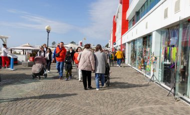 Soçi, Rusya - 27 Şubat 2022: Soçi şehrinin seddi, insanlar güneşli bir günde yürüyor.