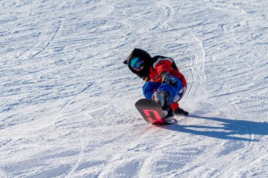 Sochi, Rusya - 18 Ocak 2022: Snowboardcular, kış güneşli bir gün. Aktif kış tatili, Rosa Khutor..