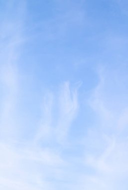 Mavi gökyüzünde beyaz sirrus bulutları. Bulutlu bir gökyüzü görüntüsü. Bulutlu parlak gökyüzü.