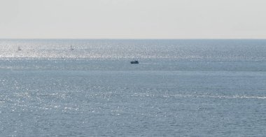 Yelkenli eğlence yatları denizin arka planında.